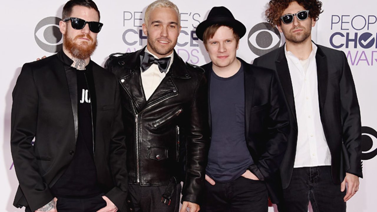 Группа fall out boy концерт. Fall out boy uma. Fall out boy премия. Fall out boy uma. Fall out boy 2005.